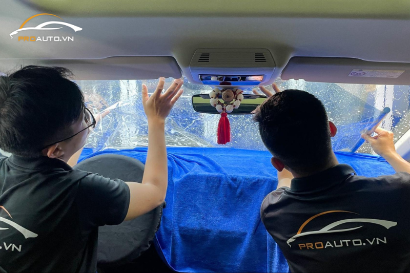  Dán phim cách nhiệt cho kính lái xe hơi 