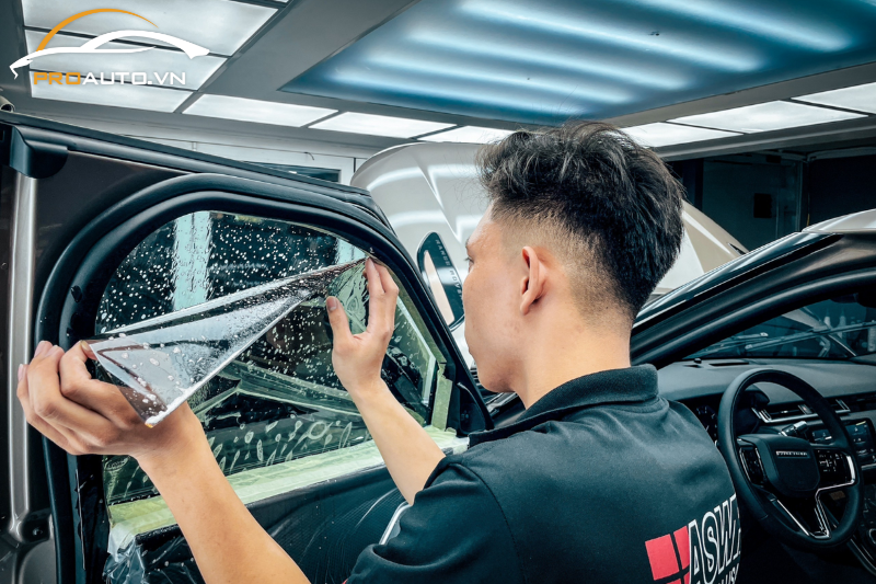 Dán phim cách nhiệt cho kính tài xe hơi  
