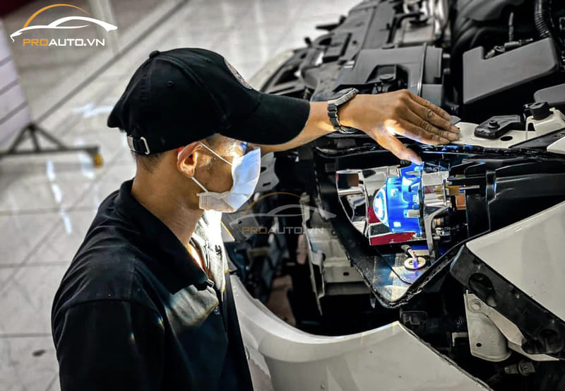 Kỹ thuật viên kiểm tra sau khi độ đèn tăng sáng