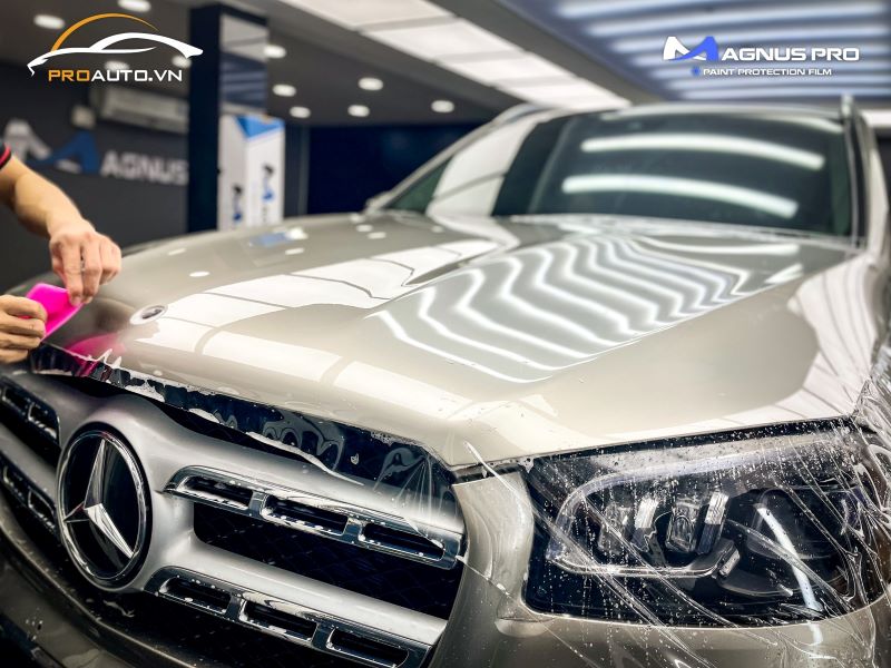 Kỹ thuật viên thi công dán PPF xe hơi