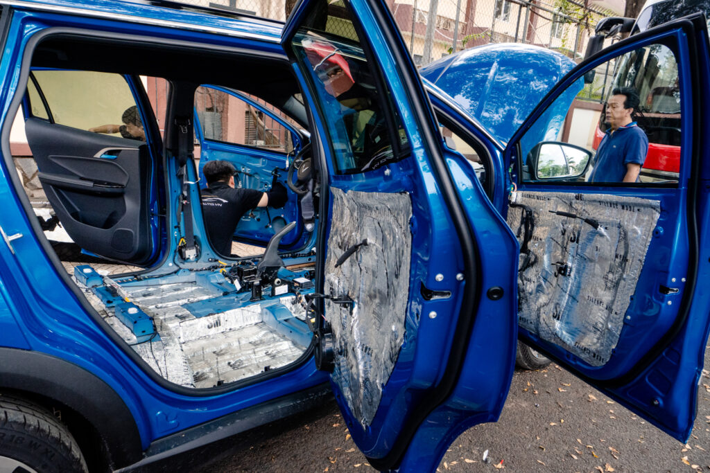 Thi công dán cách âm chống ồn xe Vinfast VF e34 tại Proauto.vn