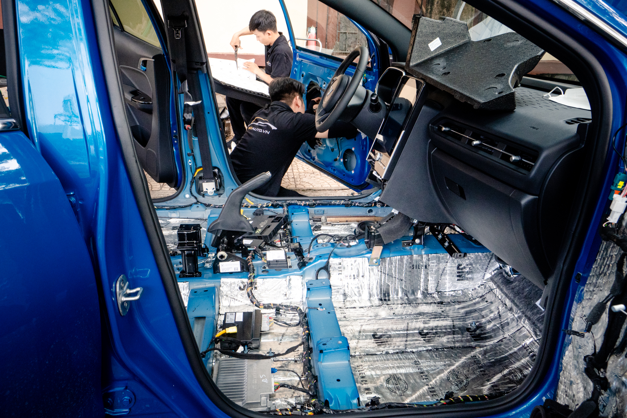 Thi công dán cách âm chống ồn xe Vinfast VF e34 tại Proauto.vn