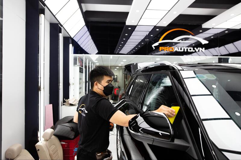 Thi công dán phim cách nhiệt cho xe hơi