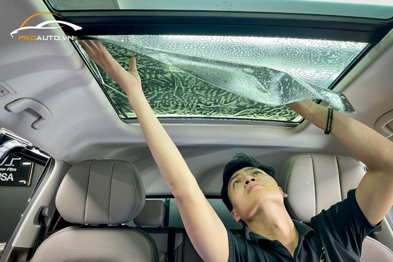 Thi công dán phim cách nhiệt cho xe hơi 