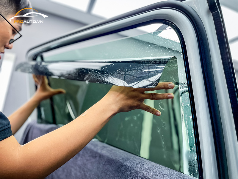Thi công dán phim cách nhiệt cho xe Fortuner tại PROAUTO.VN