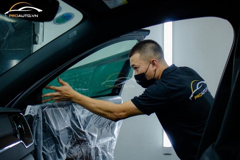 Thi công dán phim cách nhiệt xe ô tô tại PROAUTO.VN