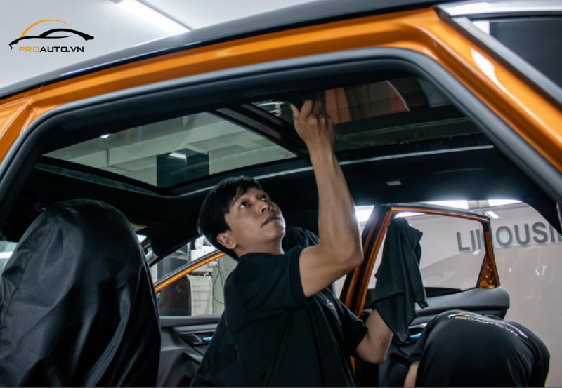 Dán phim cách nhiệt cho cửa sổ trời