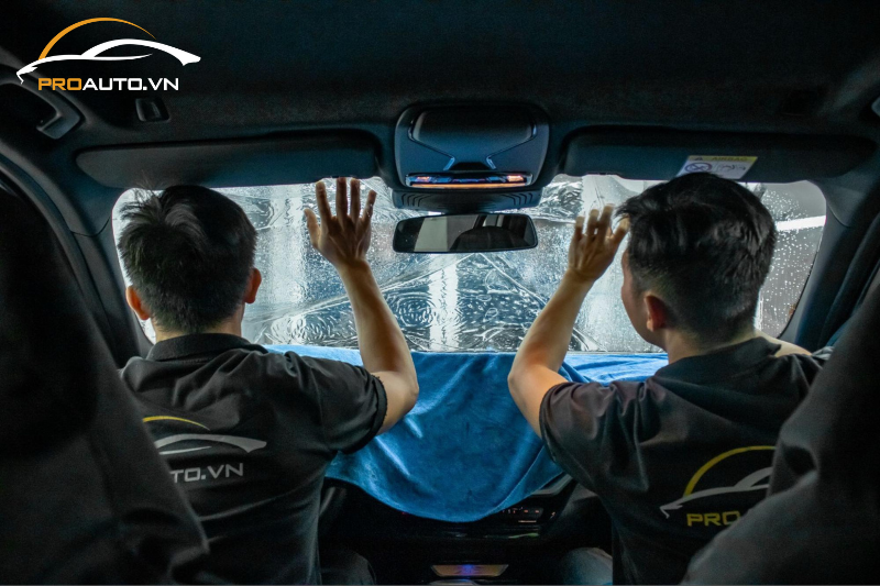 Dán phim cách nhiệt cho kính lái