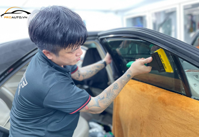 Dán phim cách nhiệt cho kính sườn trước