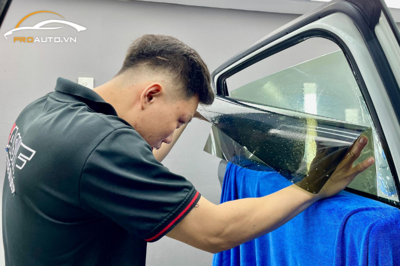 Kỹ thuật viên thi công dán phim cách nhiệt