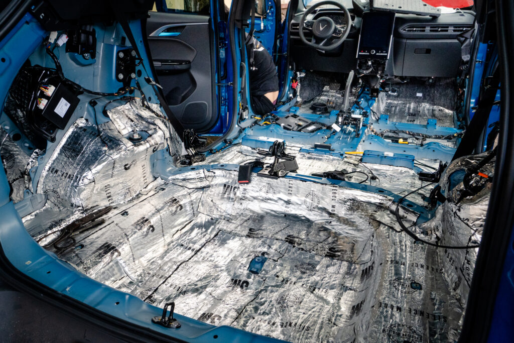 Thi công dán cách âm chống ồn xe Vinfast VF e34 tại Proauto.vn