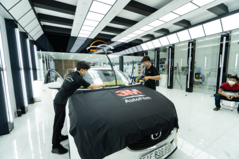 Thi công dán phim cách nhiệt tại PROAUTO.VN