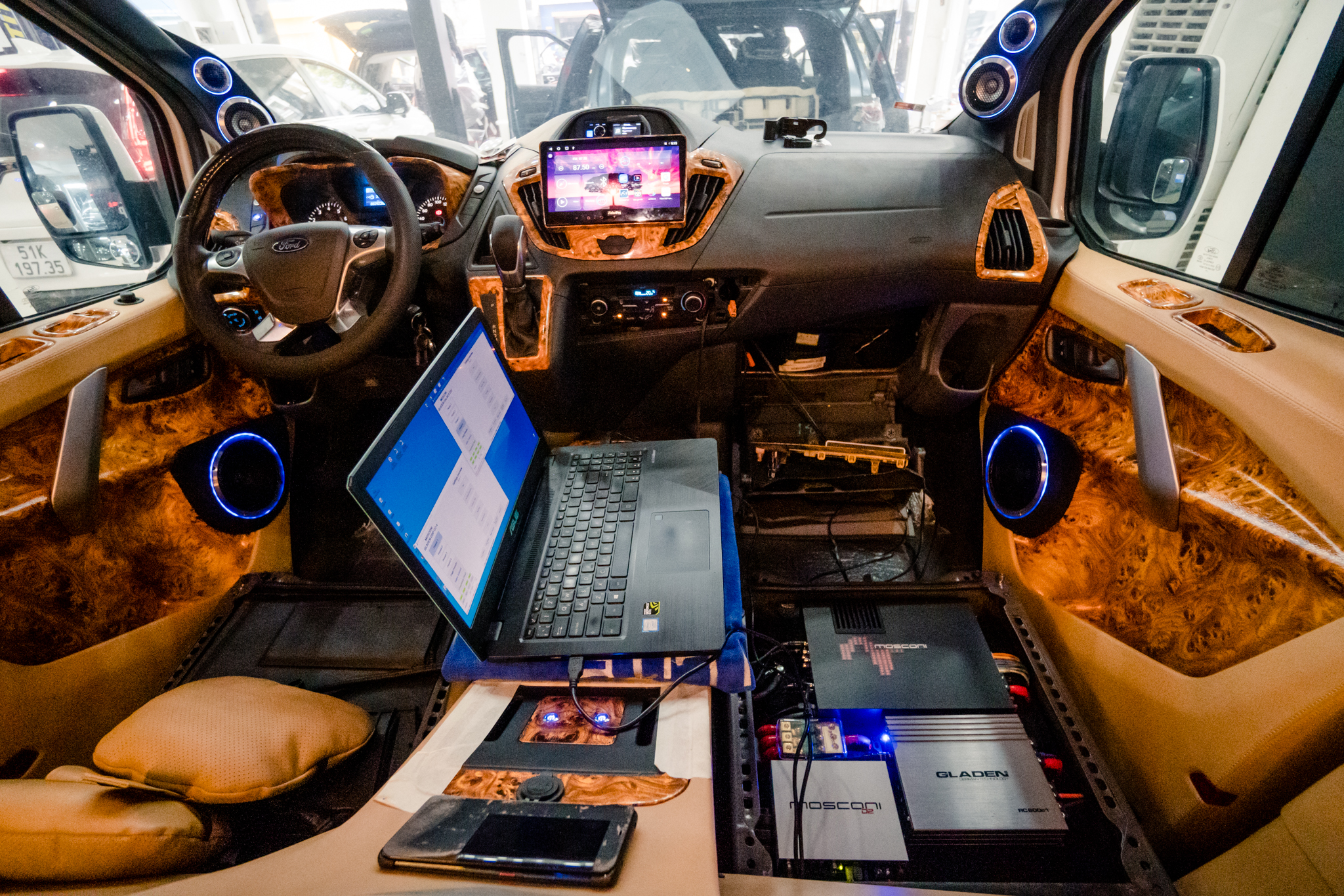 Thi công độ âm thanh xe hơi Ford Tourneo