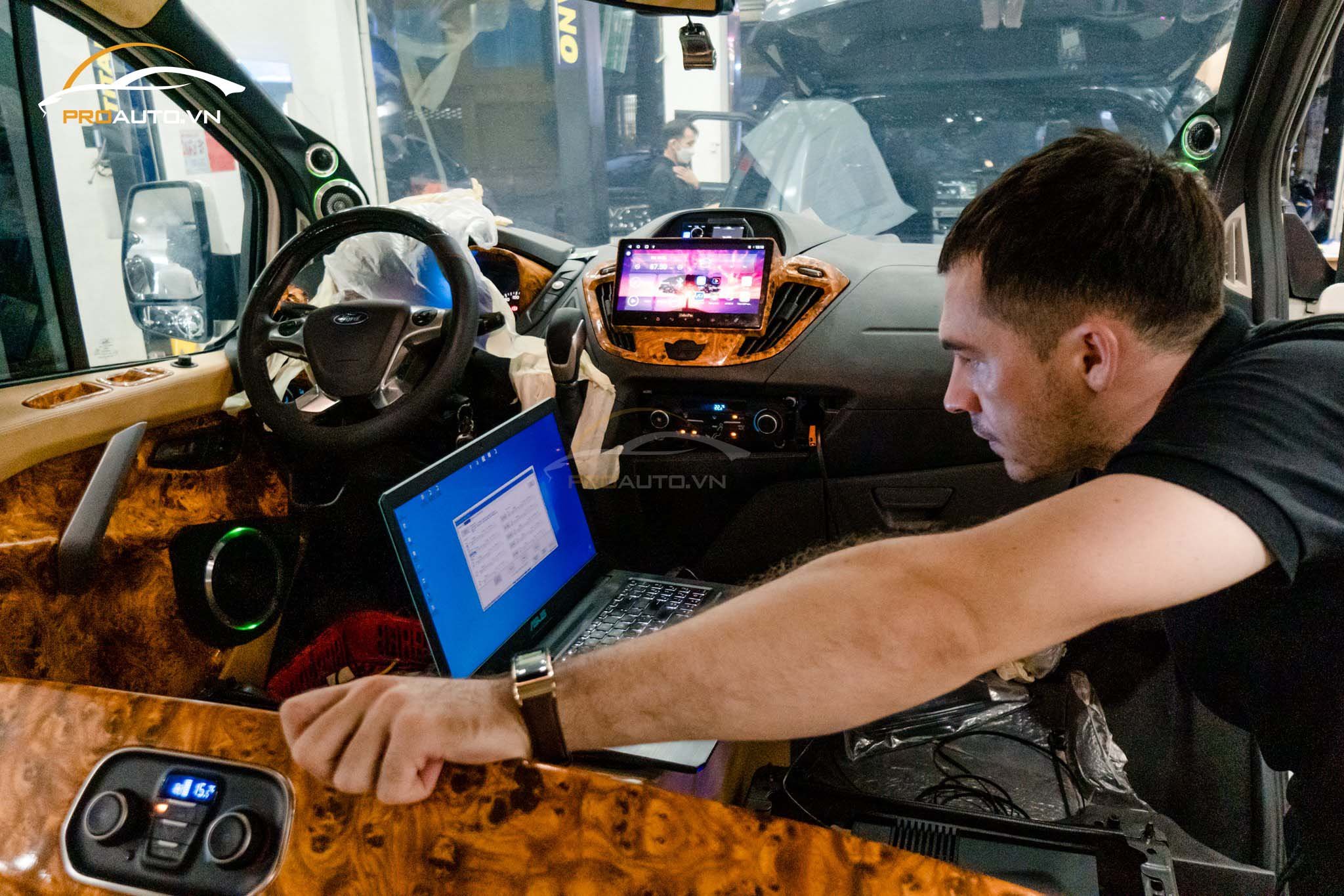 Độ âm thanh xe hơi Ford Tourneo cùng chuyên gia Ukraine