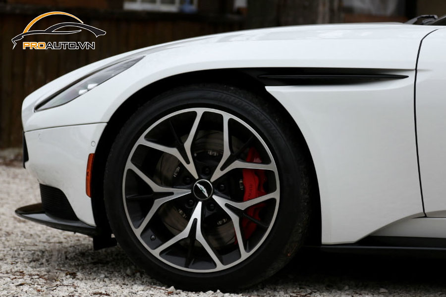 Độ mâm xe Aston Martin BD11 sai cách dẫn đến những hệ lụy khó lường 