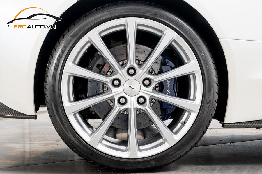 Độ mâm xe Aston Martin Vanquish sai cách dẫn đến những hệ lụy khó lường 