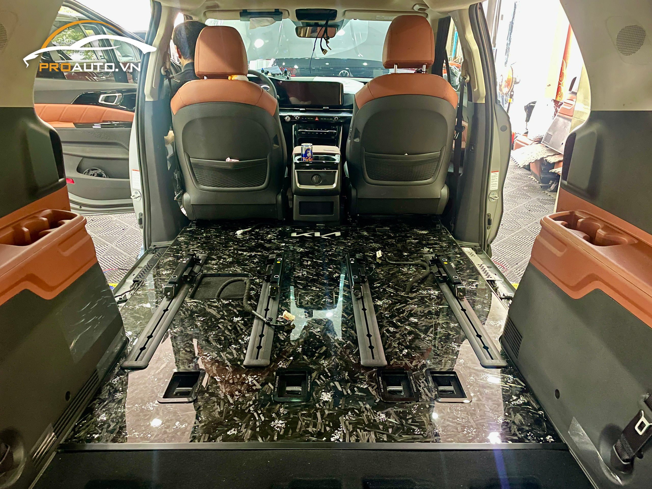 Hình ảnh thi công độ sàn cacbon cho ô tô