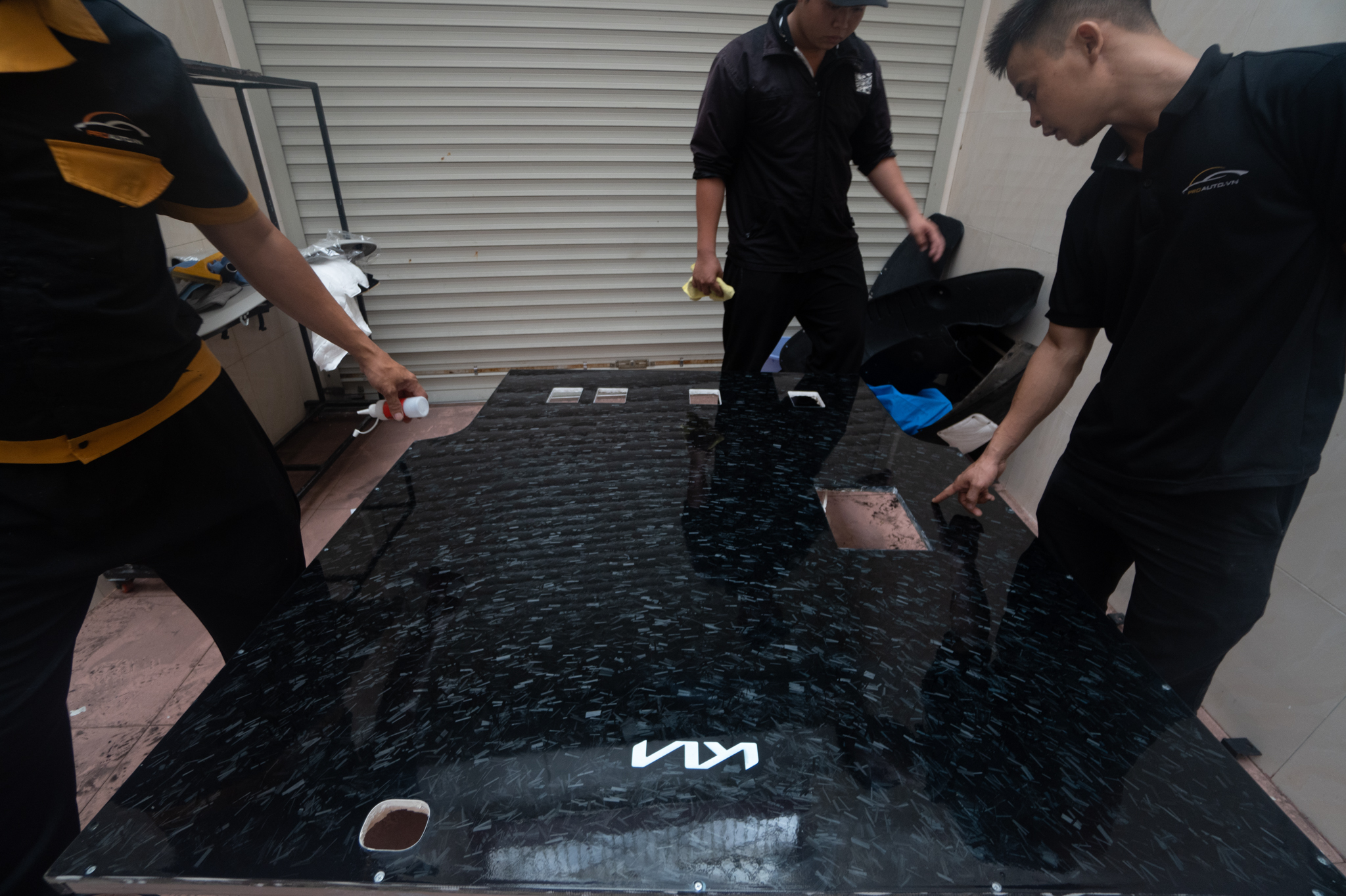 Hình ảnh thi công độ sàn cacbon ô tô