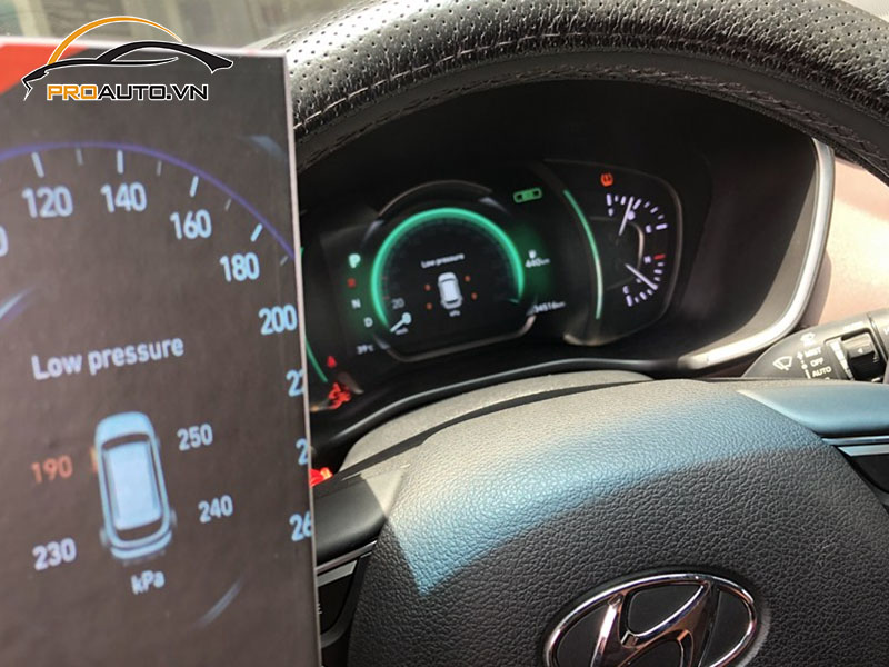 Lắp cảm biến áp suất lốp cho xe Hyundai Santafe