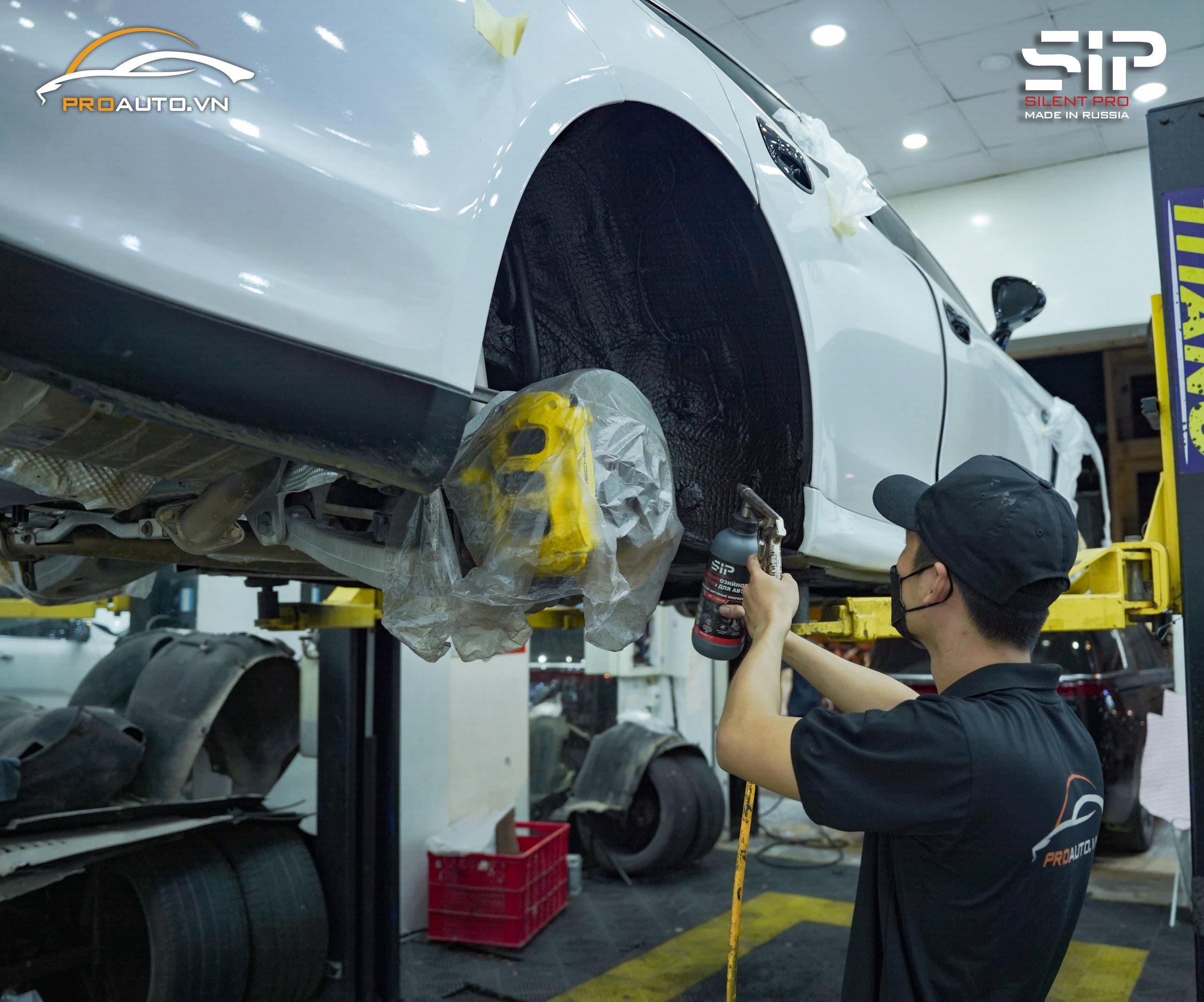 Kỹ thuât viên phủ gầm cho xe ô tô