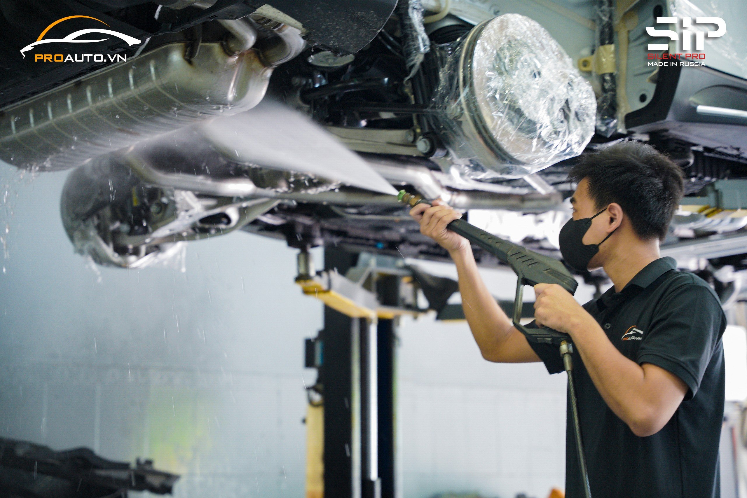 Kỹ thuật viên phủ gầm xe ô tô