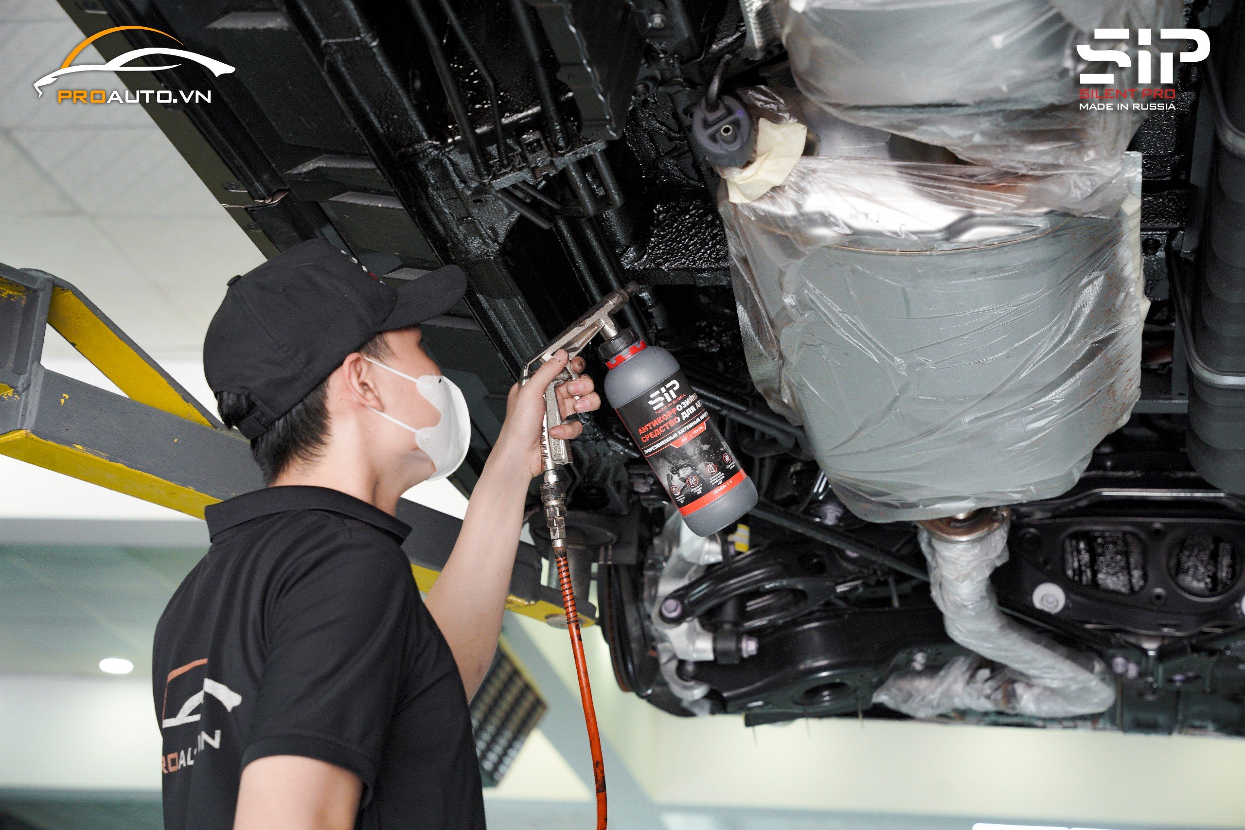 Kỹ thuật viên thi công phủ gầm ô tô