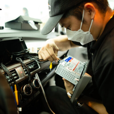 Thi cong man hinh android o to 1