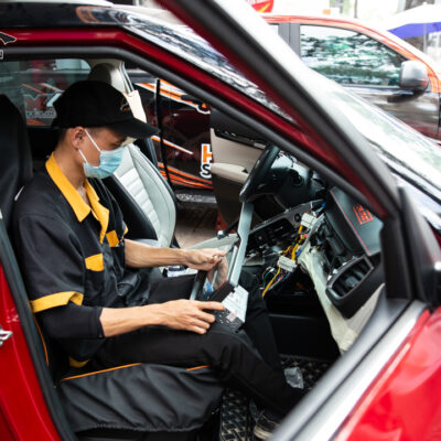 Thi cong man hinh android o to 6 1