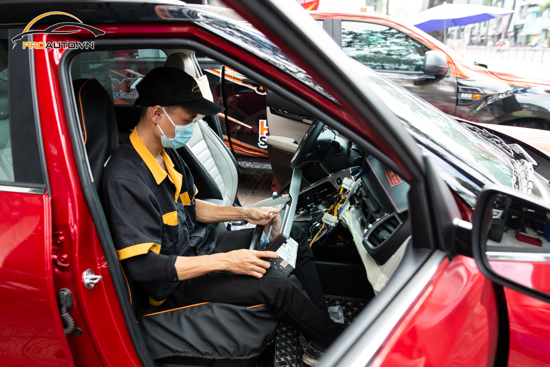 Lắp đặt màn hình Zestech chuyên nghiệp tại Proauto.vn