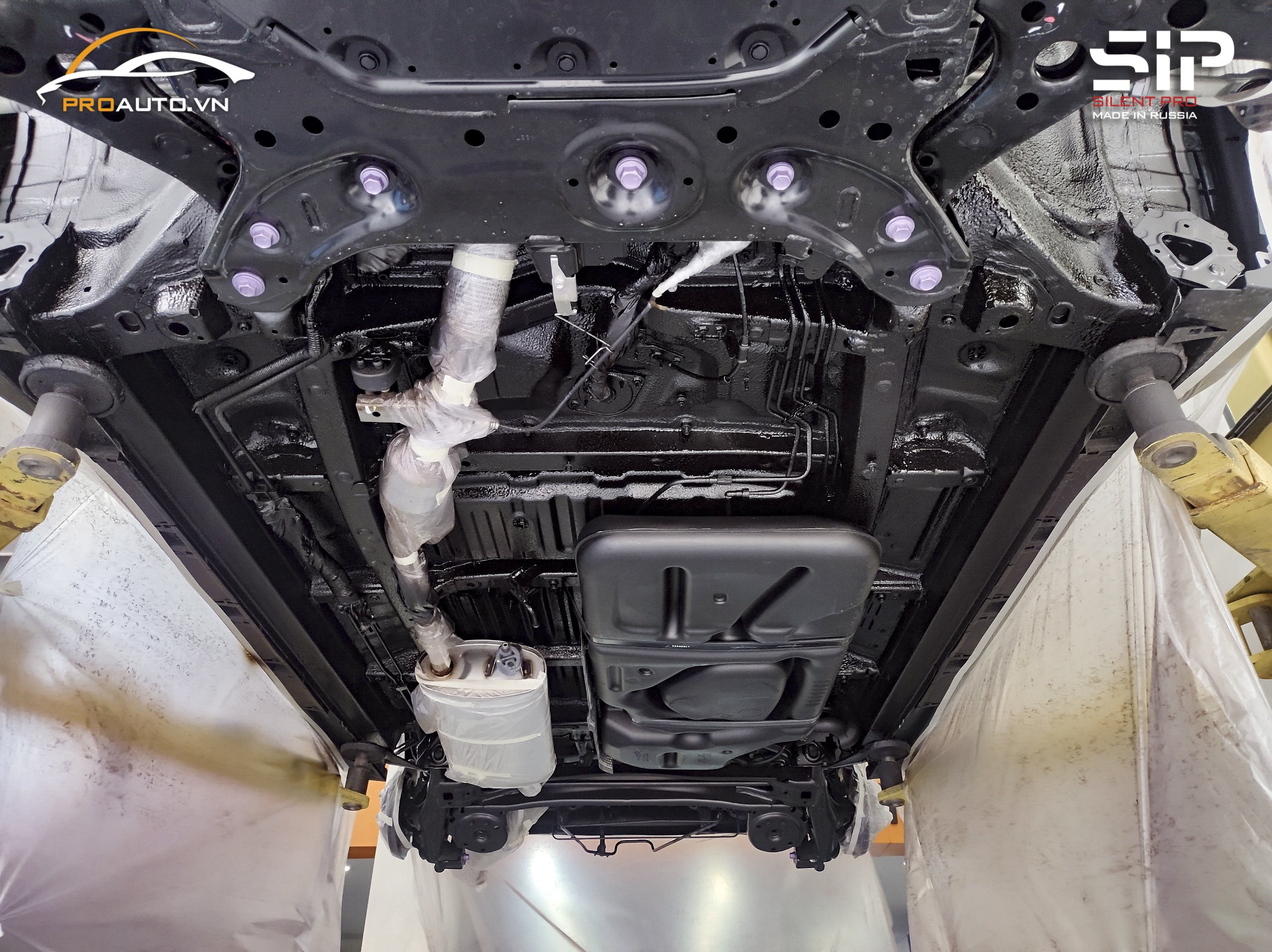 Thi công phủ gầm cho xe ô tô