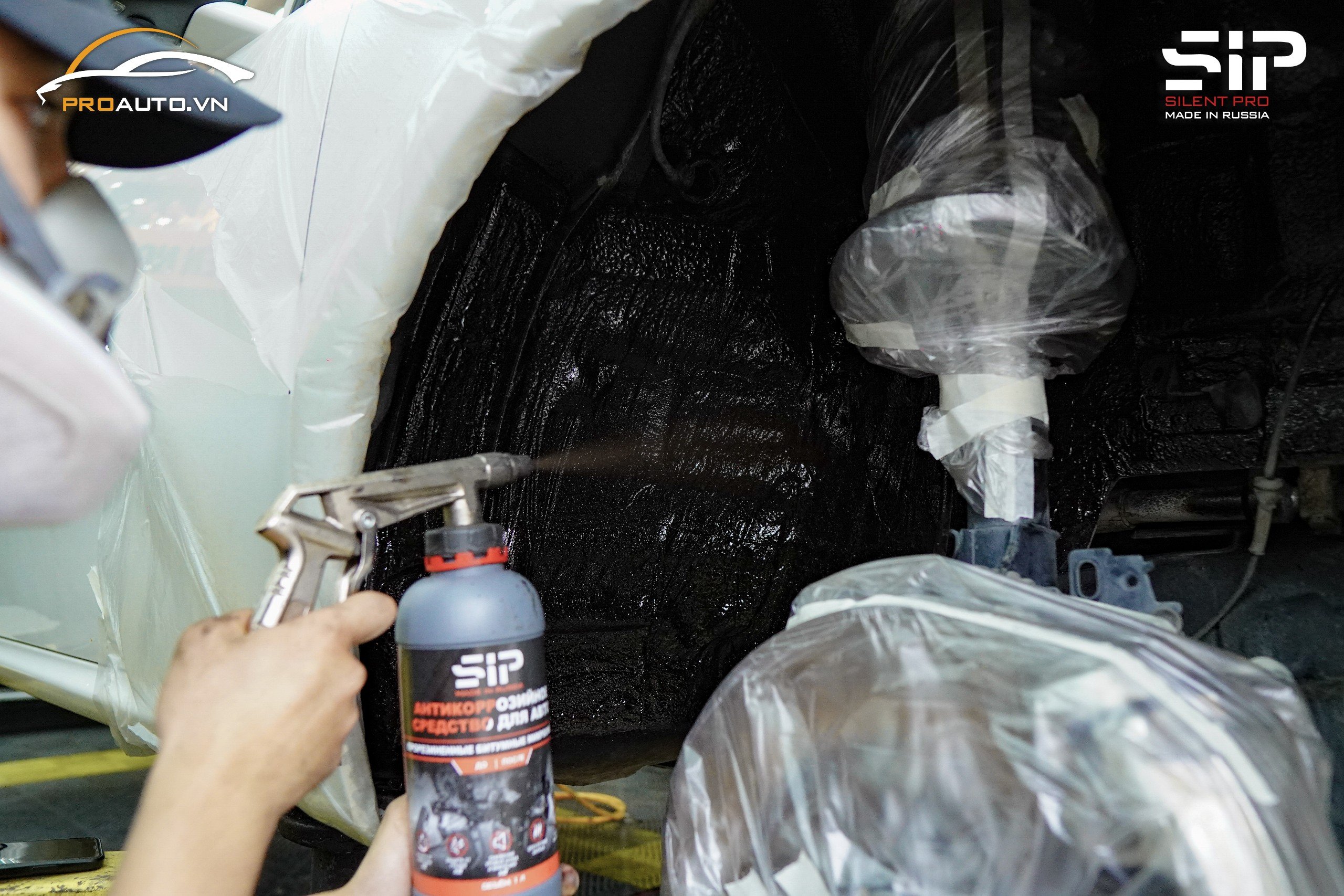 Thi công xịt phủ gầm cho xe ô tô
