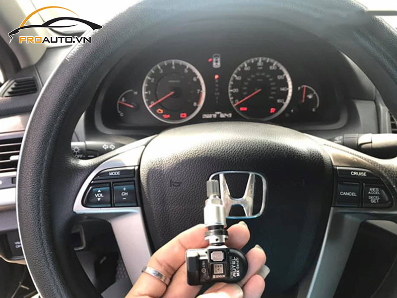 Lắp cảm biến áp suất lốp cho xe Honda Accord