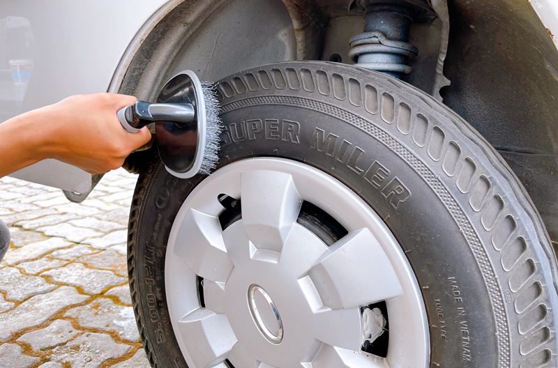 Làm sạch lốp xe nhanh chóng