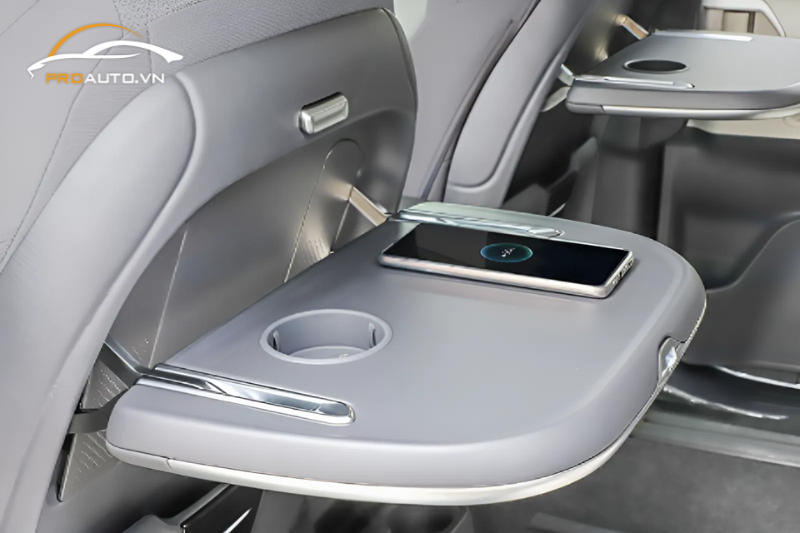 Bàn xếp Kia Carnival được tích hợp dây sạc không dây