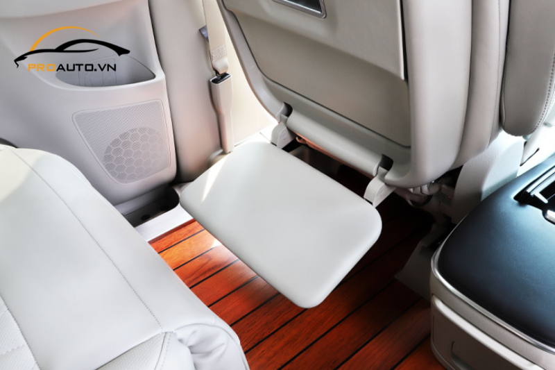 Bàn xếp Multifunctional Rear Table 1.0 trang bị bệ gác chân tiện dụng