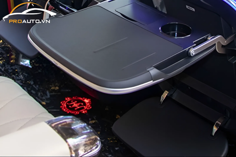 Bàn xếp Multifunctional Rear Table 4.0 trang bị thêm hộc để ly nước