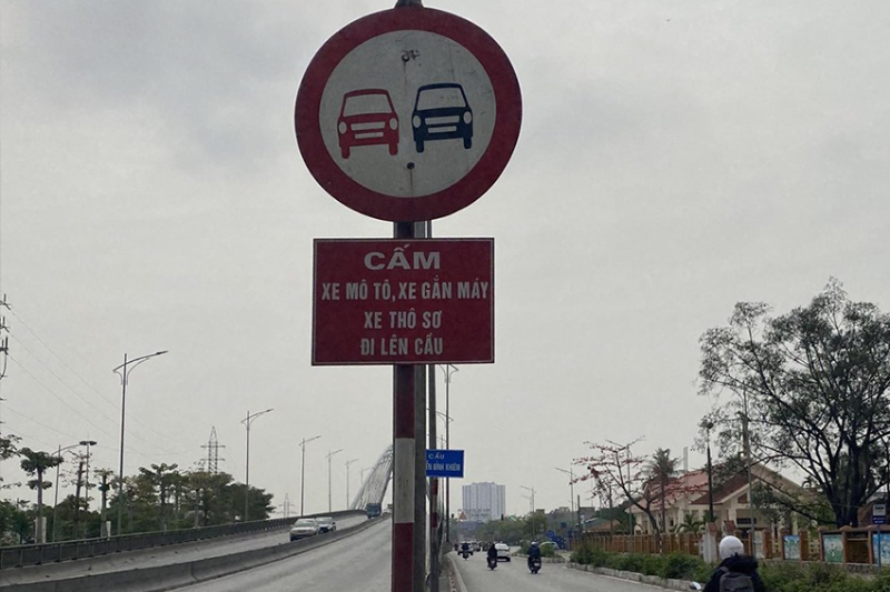 Biển báo cấm đặt tại đoạn đường đèo dốc