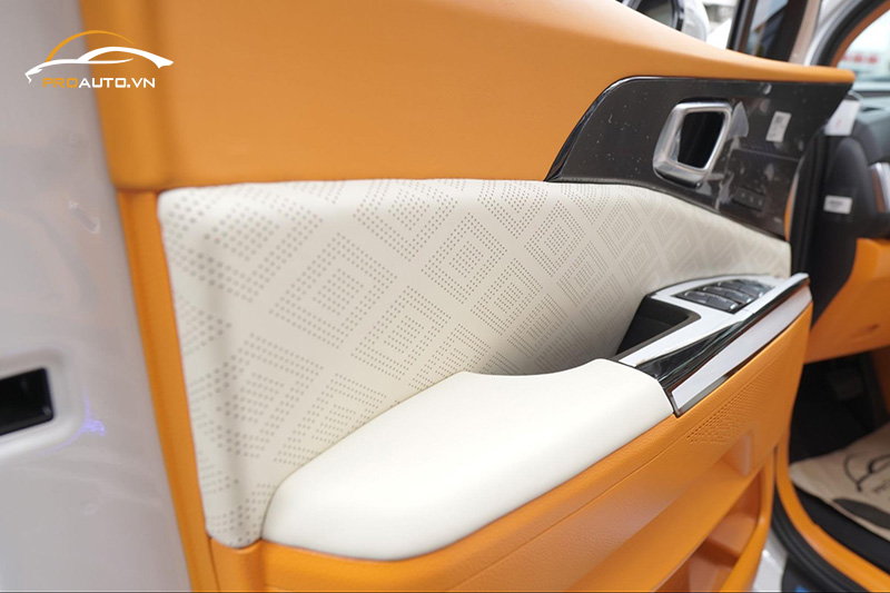 Bọc da đổi màu nội thất các chi tiết cho xe Hyundai Custin 2024