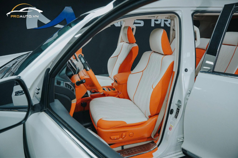 Bọc da đổi màu nội thất xe Toyota Land Cruiser