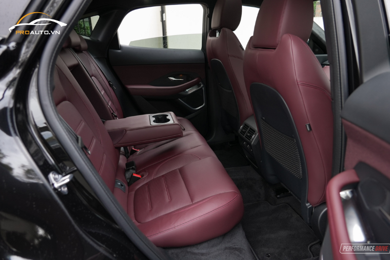 Bọc da ghế xe Jaguar E-Pace màu đỏ thanh lịch