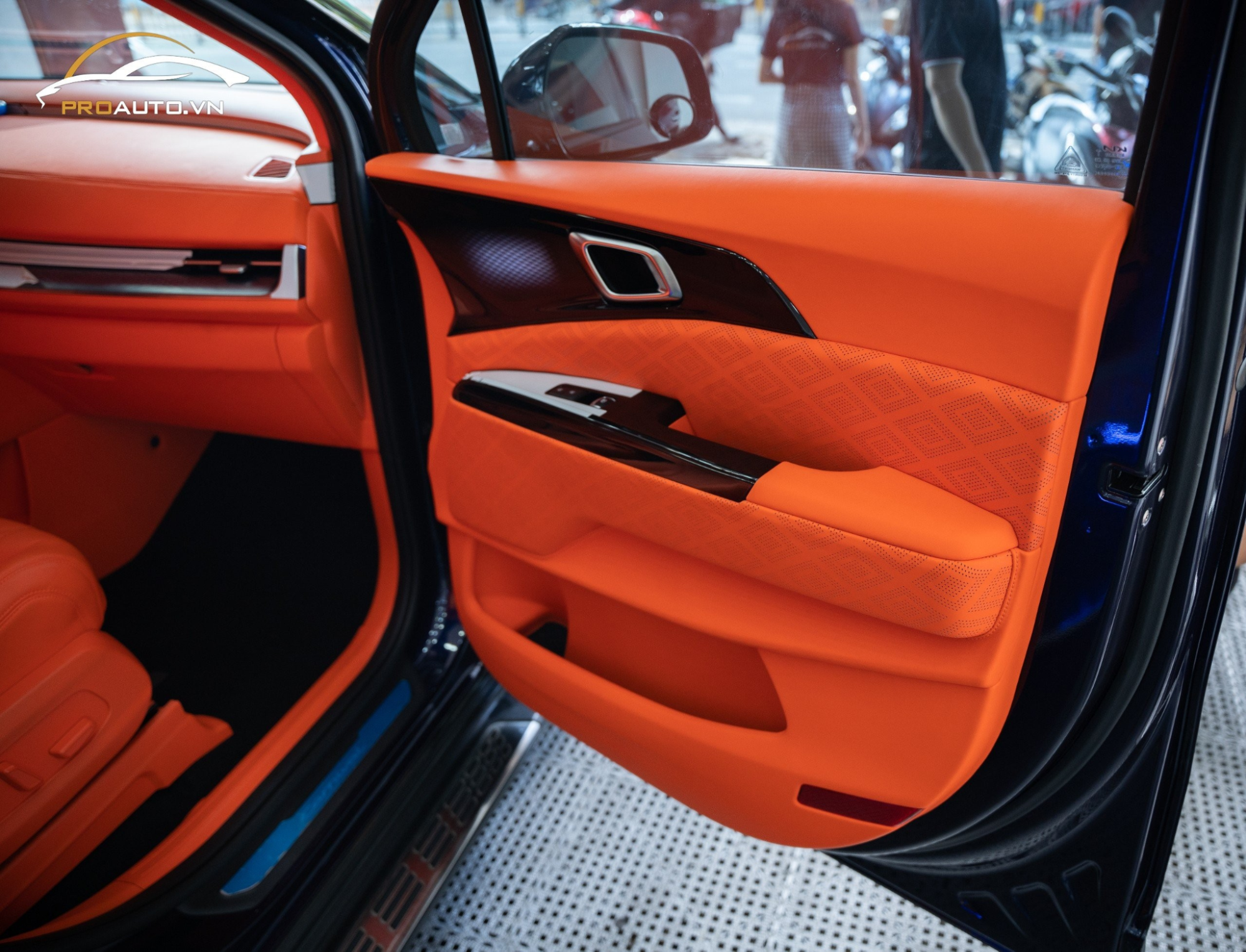 Bọc da tapi cửa ô tô đổi màu nội thất