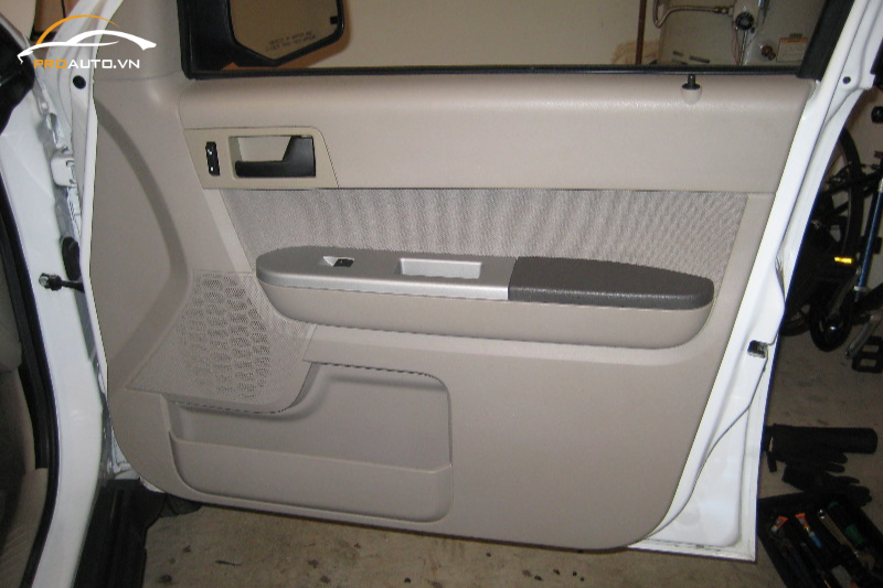 Bọc da tapi cửa xe Ford Escape