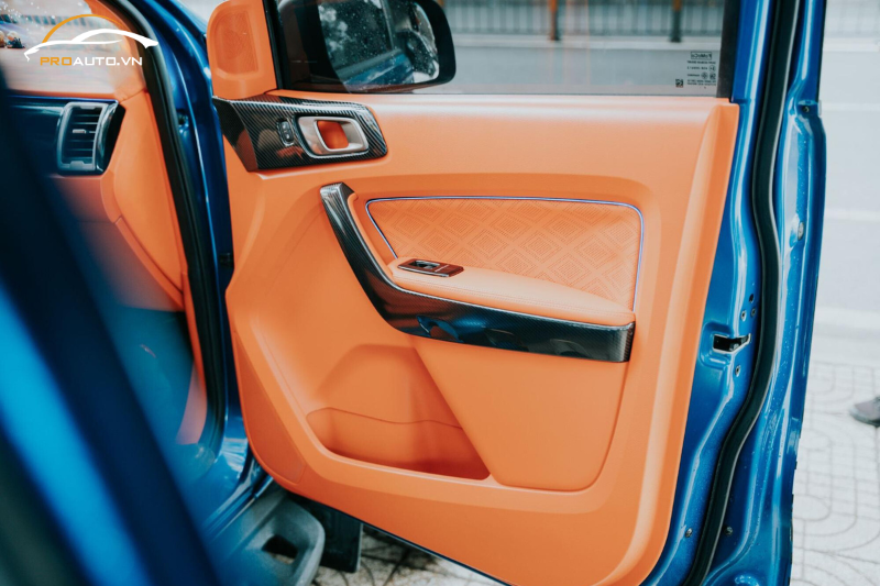 Bọc da tapi cửa xe Ford Ranger