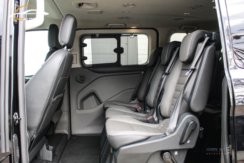 Bọc da tapi cửa xe Ford Tourneo