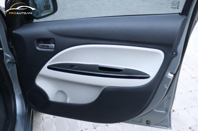 Bọc da tapi cửa xe Mitsubishi Attrage
