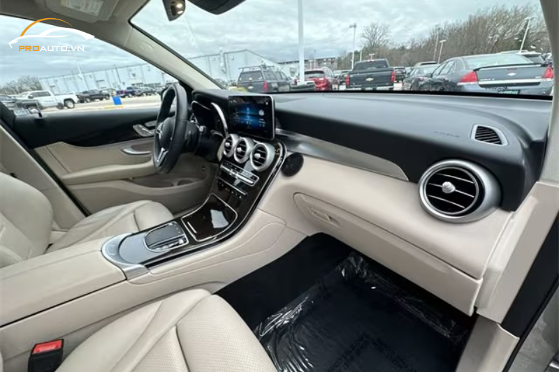 Bọc da taplo xe Mercedes GLC 200