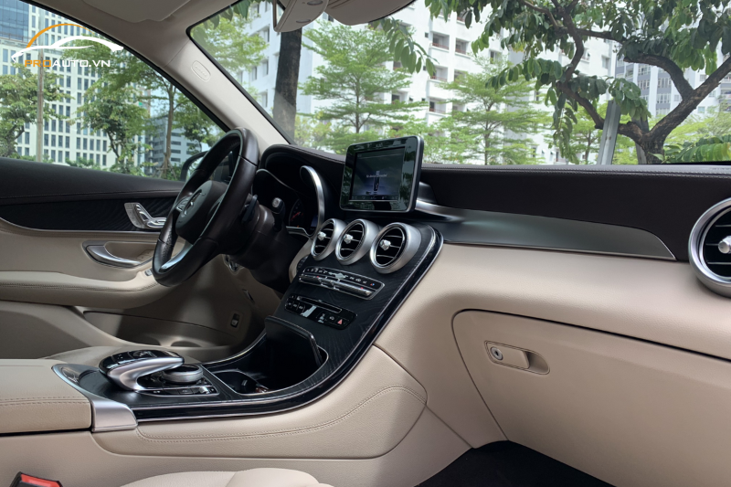 Bọc da taplo xe Mercedes GLC 300