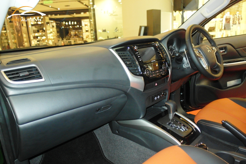 Bọc da taplo xe Mitsubishi Triton