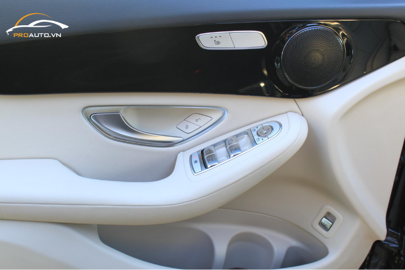 Bọc da tappi cửa xe Mercedes GLC 200