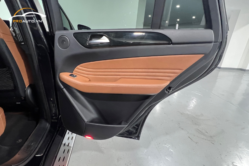 Bọc da tappi cửa xe Mercedes GLE